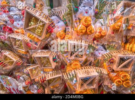 asakusa, japan - november 08 2019: Verheißungsvolle Rakes oder kisshō Kumade verziert mit japanischen Gottheiten wie Ebisu und Daikokuten in Masu-Bechern oder Otafuku Stockfoto