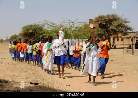 BURKINA FASO Dori, katholische Schule, Kinder marschieren mit dem Kreuz / BURKINA FASO Dori, katholische Schule, Kinder gehen den Kreuzweg Stockfoto