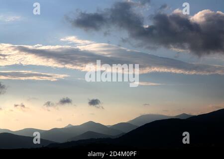 Wolken über den Bergen Stockfoto