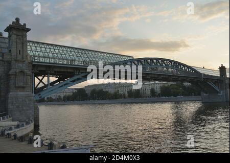 Puschkin Fußgängerbrücke über Moskau Fluss in Moskau, Russland. Erbaut im Jahr 1999 mit wiederverwendeter Stahlbogen der Andrejewski Brücke, die abgerissen wurde Stockfoto