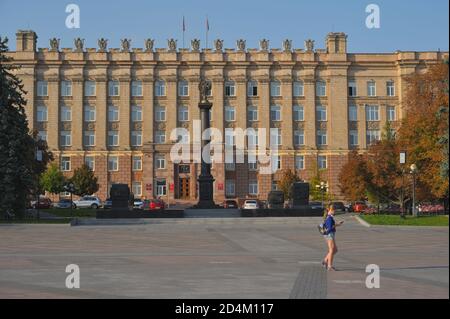 Gebäude der Belgorod Regional Duma und das Denkmal in Ehre der Zuschreibung der Titel "Stadt des militärischen Ruhmes Stockfoto