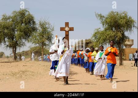 BURKINA FASO Dori, katholische Schule, Kinder marschieren mit dem Kreuz / BURKINA FASO Dori, katholische Schule, Kinder gehen den Kreuzweg Stockfoto