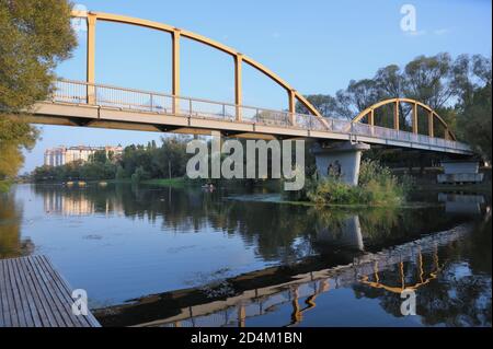 Fußgängerbrücke über den Fluss Vezelka in Belgorod, Russland, bekannt für die Graffity Vögel auf der Brücke Unterstützung im Jahr 2014 platziert Stockfoto