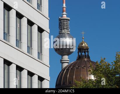 Berlin, Deutschland. Oktober 2020. Die Kuppel des Stadtpalastes kann vor der Spitze des Fernsehturms und neben der hellen Fassade eines Wohnhauses (Mehrfamilienhaus) gesehen werden. Quelle: Soeren Stache/dpa-Zentralbild/ZB/dpa/Alamy Live News Stockfoto