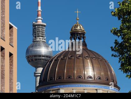 Berlin, Deutschland. Oktober 2020. Die Kuppel des Stadtpalastes ist vor der Spitze des Fernsehturms und neben der Fassade der Bertelsmann-Stiftung zu sehen. Quelle: Soeren Stache/dpa-Zentralbild/ZB/dpa/Alamy Live News Stockfoto