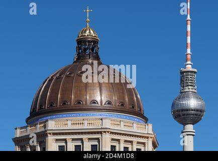 Berlin, Deutschland. Oktober 2020. Die Kuppel des Stadtpalastes kann vor der Spitze des Fernsehturms gesehen werden. Quelle: Soeren Stache/dpa-Zentralbild/ZB/dpa/Alamy Live News Stockfoto