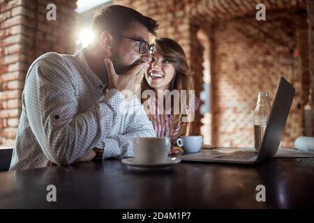 Junges Paar aufgeregt über das Spiel beobachten auf dem Laptop Stockfoto