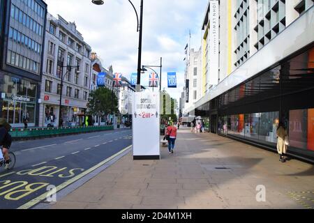 Soziale Distanzierung Zeichen auf Oxford Street, London, 2020 Stockfoto