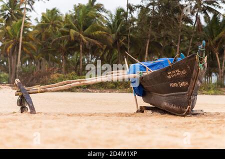 G, INDIEN - 02. Aug 2020: Benaulim,Goa/Indien- 2. Aug 2020: Indische Fischer, die sich für ihren täglichen Fang ins Meer wagen. Indische Fischerei i Stockfoto