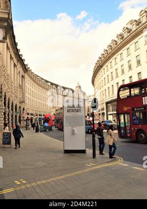 Stay Safe Social Distancing Zeichen auf Regent Street, London, 2020 Stockfoto