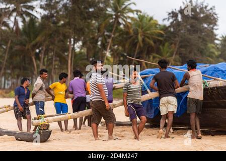 GOA, INDIEN - 02. Aug 2020: Benaulim,Goa/Indien- 2. Aug 2020: Indische Fischer, die sich für ihren täglichen Fang ins Meer wagen. Indischer Fischfang Stockfoto