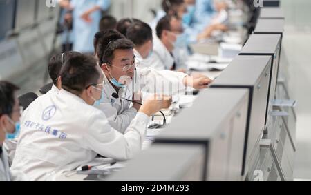 (201009) -- PEKING, 9. Oktober 2020 (Xinhua) -- Technische Mitarbeiter arbeiten im Beijing Aerospace Control Center (BACC) in Peking, Hauptstadt von China, 9. Oktober 2020. Chinas Mars-Sonde Tianwen-1 hat am Freitagabend (Pekinger Zeit) erfolgreich ein Tiefraummanöver durchgeführt, so die chinesische Raumfahrtbehörde. Die Sonde beendete das Manöver um 11 Uhr, nachdem ihr Hauptmotor mehr als 480 Sekunden lang arbeitete. (Xinhua/Cai Yang) Stockfoto