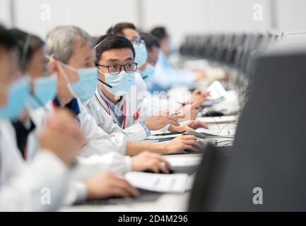 (201009) -- PEKING, 9. Oktober 2020 (Xinhua) -- Technische Mitarbeiter arbeiten im Beijing Aerospace Control Center (BACC) in Peking, Hauptstadt von China, 9. Oktober 2020. Chinas Mars-Sonde Tianwen-1 hat am Freitagabend (Pekinger Zeit) erfolgreich ein Tiefraummanöver durchgeführt, so die chinesische Raumfahrtbehörde. Die Sonde beendete das Manöver um 11 Uhr, nachdem ihr Hauptmotor mehr als 480 Sekunden lang arbeitete. (Xinhua/Cai Yang) Stockfoto