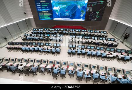 (201009) -- PEKING, 9. Oktober 2020 (Xinhua) -- Technische Mitarbeiter arbeiten im Beijing Aerospace Control Center (BACC) in Peking, Hauptstadt von China, 9. Oktober 2020. Chinas Mars-Sonde Tianwen-1 hat am Freitagabend (Pekinger Zeit) erfolgreich ein Tiefraummanöver durchgeführt, so die chinesische Raumfahrtbehörde. Die Sonde beendete das Manöver um 11 Uhr, nachdem ihr Hauptmotor mehr als 480 Sekunden lang arbeitete. (Xinhua/Cai Yang) Stockfoto