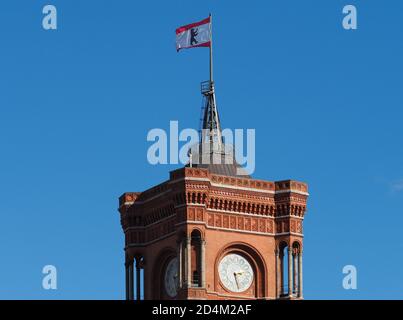 04. Oktober 2020, Berlin: Auf dem Turm des Roten Rathauses winkt die Flagge mit dem Berliner Wappen. Foto: Soeren Sache/dpa-Zentralbild/ZB Stockfoto