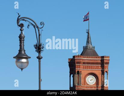 04. Oktober 2020, Berlin: Auf dem Turm des Roten Rathauses winkt die Flagge mit dem Berliner Wappen. Im Vordergrund befindet sich eine Straßenlaterne, die aus dem historischen Bild kopiert wurde. Foto: Soeren Sache/dpa-Zentralbild/ZB Stockfoto