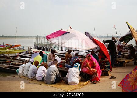 Menschen, die in der Nähe von Ganga Varanasi Stadt sitzen Stockfoto