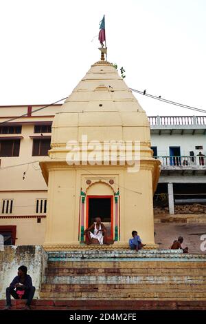 Menschen, die am Ganges-Fluss in Varanasi, Indien, sitzen. Stockfoto