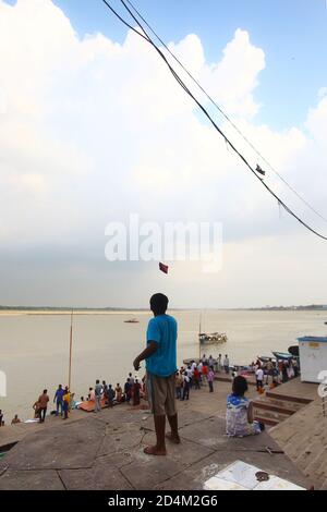 Kinder fliegen einen Drachen am Ganges Fluss in Varanasi, Indien Stockfoto