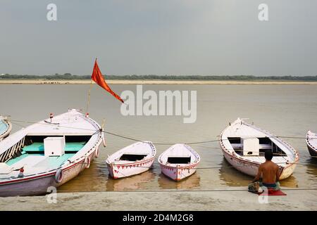 Ein Mann meditiert am Ganges-Fluss in Varanasi, Indien. Stockfoto