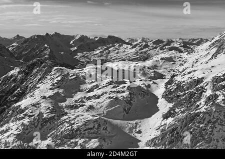 Panoramablick auf die Schweizer Alpen um Parsenn peak oberhalb von Davos Stadt Stockfoto