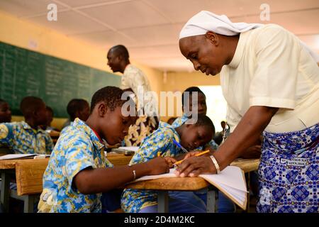 BURKINA FASO, Gaoua, katholische Schule, Ordensschwester / katholische Schule, Rektorin Sr. NATALIE dena Stockfoto