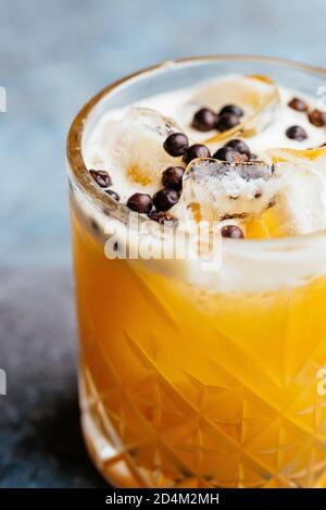 Sommerliche alkoholische Cocktails auf vintage blauem Hintergrund Stockfoto