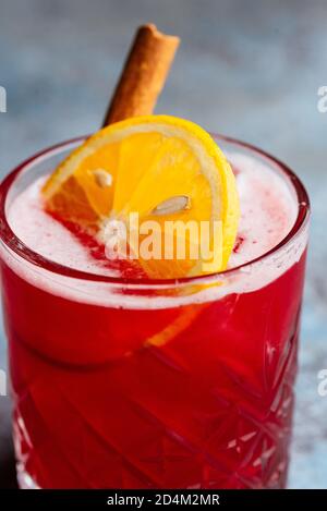 Sommerliche alkoholische Cocktails auf vintage blauem Hintergrund Stockfoto