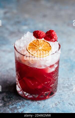 Sommerliche alkoholische Cocktails auf vintage blauem Hintergrund Stockfoto