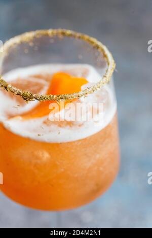 Sommerliche alkoholische Cocktails auf vintage blauem Hintergrund Stockfoto