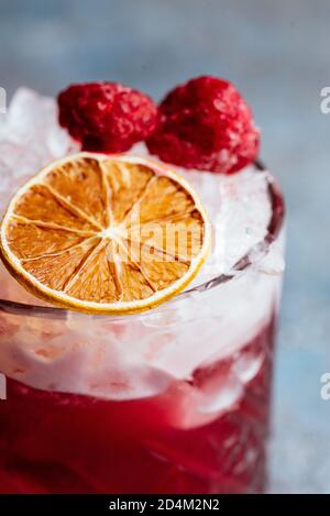 Sommerliche alkoholische Cocktails auf vintage blauem Hintergrund Stockfoto