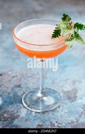 Sommerliche alkoholische Cocktails auf vintage blauem Hintergrund Stockfoto