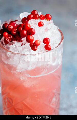 Sommerliche alkoholische Cocktails auf vintage blauem Hintergrund Stockfoto