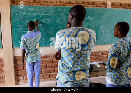 BURKINA FASO, Gaoua, katholische Schule, Chemie-Unterricht / Katholische Schule, Chemieunterricht Stockfoto