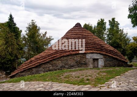 Traditionelles Haus von O Cebreiro Stadt bekannt als Palloza, mit Strohdach, aus Steinziegeln Stockfoto