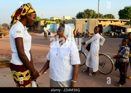 BURKINA FASO , Bobo Dioulasso, Good Shepherd Sisters , indische Ordensschwester im Gespräch mit Burkinabe Woman / die Schwestern vom Guten Hirten, Sr. HILARIA PUTHIRIKKAL aus Indien Stockfoto