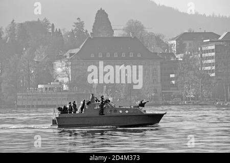 Die Schweizer Marine hat 10 Boote. Die marinesoldaten sind posieren vor der Skyline von Zürich-City Stockfoto