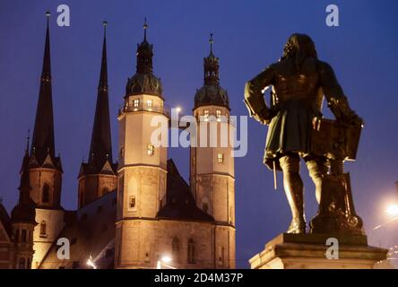 Halle, Deutschland. Oktober 2020. Die Statue von Georg Friedrich Händel steht im Regen auf dem Marktplatz von Halle. Ein Jahr nach dem rechtsgerichteten Terroranschlag auf Jom Kippur, dem höchsten jüdischen Feiertag, werden die Opfer mit Veranstaltungen und Gebeten gedenkt. Am 9. Oktober 2019 hatte ein schwer bewaffneter Rechtsextremist versucht, die Synagoge zu stürmen und unter 52 Besuchern ein Massaker zu verursachen. Quelle: dpa picture Alliance/Alamy Live News Stockfoto