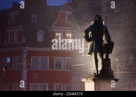 Halle, Deutschland. Oktober 2020. Die Statue von Georg Friedrich Händel steht im Regen auf dem Marktplatz von Halle. Ein Jahr nach dem rechtsgerichteten Terroranschlag auf Jom Kippur, dem höchsten jüdischen Feiertag, werden die Opfer mit Veranstaltungen und Gebeten gedenkt. Am 9. Oktober 2019 hatte ein schwer bewaffneter Rechtsextremist versucht, die Synagoge zu stürmen und unter 52 Besuchern ein Massaker zu verursachen. Quelle: dpa picture Alliance/Alamy Live News Stockfoto