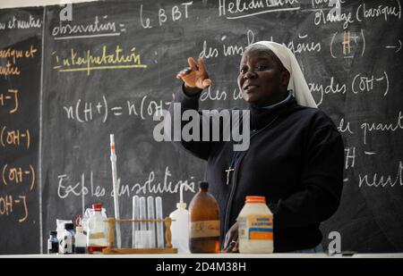 NIGER Zinder, Schule der katholischen Kirche, Ordensschwester im Chemieunterricht / NIGER Zinder, Projekte der katholischen Kirche, Sr. Honorine, Schwester aus Togo, Schulleiterin St. Joseph College, Chemie Klasse Stockfoto