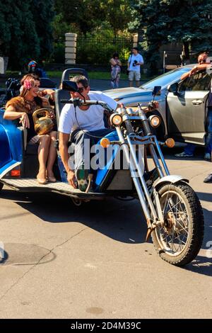 Kremenchug, Ukraine - 22. September 2018: Unbekannte fahren am Tag der Stadt Kremenchug mit einem dreirädrigen Motorrad auf einem Stadtplatz Stockfoto