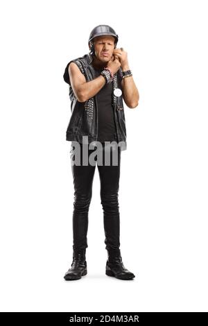 In voller Länge Porträt eines Bikers in einer Lederweste Setzen auf einen Helm isoliert auf weißem Hintergrund Stockfoto