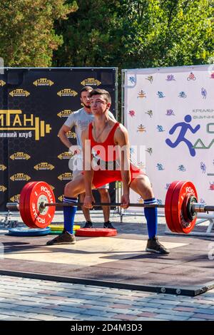 Kremenchug, Ukraine - 22. September 2018: Kleiner Junge macht eine Übung mit einer Langhantel Stockfoto