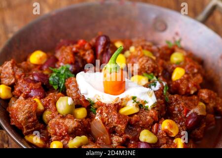 Leckere Chili con Carne auf Holz Stockfoto