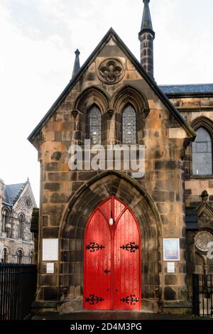 Vertikale Aufnahme einer St Columba's Free Church mit rotem Eingang in Edinburg, Schottland Stockfoto