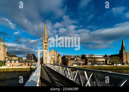 INVERNESS, VEREINIGTES KÖNIGREICH - 05. Okt 2018: Eine wunderschöne Weitwinkelaufnahme der Greig Street Bridge in Inverness, Schottland Stockfoto