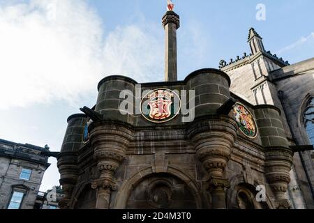Low-Angle-Aufnahme des Mercat Cross in Edinburgh Parliament Square, Schottland, Vereinigtes Königreich Stockfoto