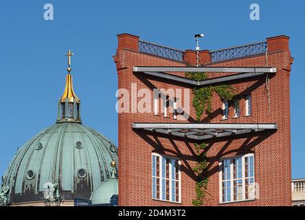 Berlin, Deutschland. Oktober 2020. Die Kuppel des Deutschen Doms ist hinter der rekonstruierten Fassadenecke der ehemaligen Schinkel-Bauakademie zu sehen. Quelle: Soeren Stache/dpa-Zentralbild/ZB/dpa/Alamy Live News Stockfoto