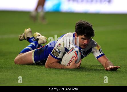 St Helens' Lachlan Coote punktet beim Betfred Super League-Spiel im Emerald Headingley Stadium, Leeds, beim vierten Versuch seiner Seite. Stockfoto