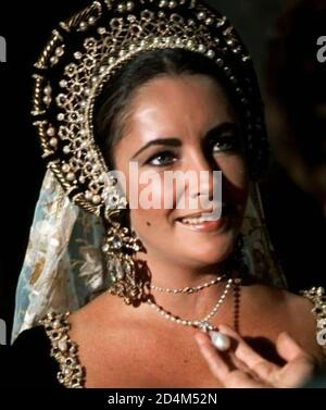 ELIZABETH TAYLOR IN ANNE OF THE THOUSAND DAYS (1969), REGIE CHARLES JARROTT. Kredit: UNIVERSALBILDER / Album Stockfoto